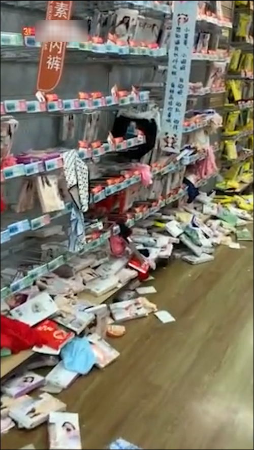 妇女节超市搞活动被挑选后的货架一片狼藉 店员 加班整理到很晚